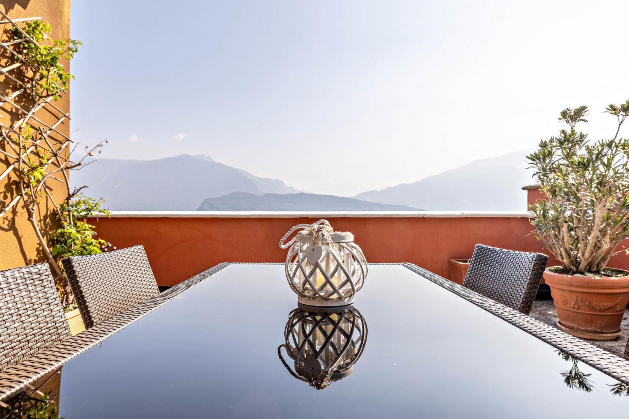 Casa Sara With Swimming Pool Apartman Riva del Garda Kültér fotó